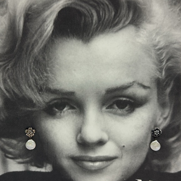 THAI Silver Sterling Silver Hallmarked Earrings with Iridescent Coin Pearl - Picture 7 of 7